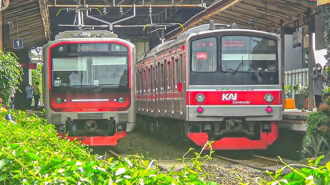 KUMPULAN KRL COMMUTER LINE DI PERLINTASAN STASIUN PONDOK CINA KOTA DEPOK, JAWA BARAT