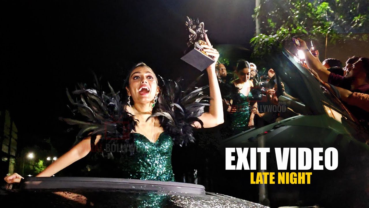 Sana Makbul with Bigg Boss OTT S3 Trophy in Public | Late Night EXIT VIDEO | CRAZY Moment with Fans
