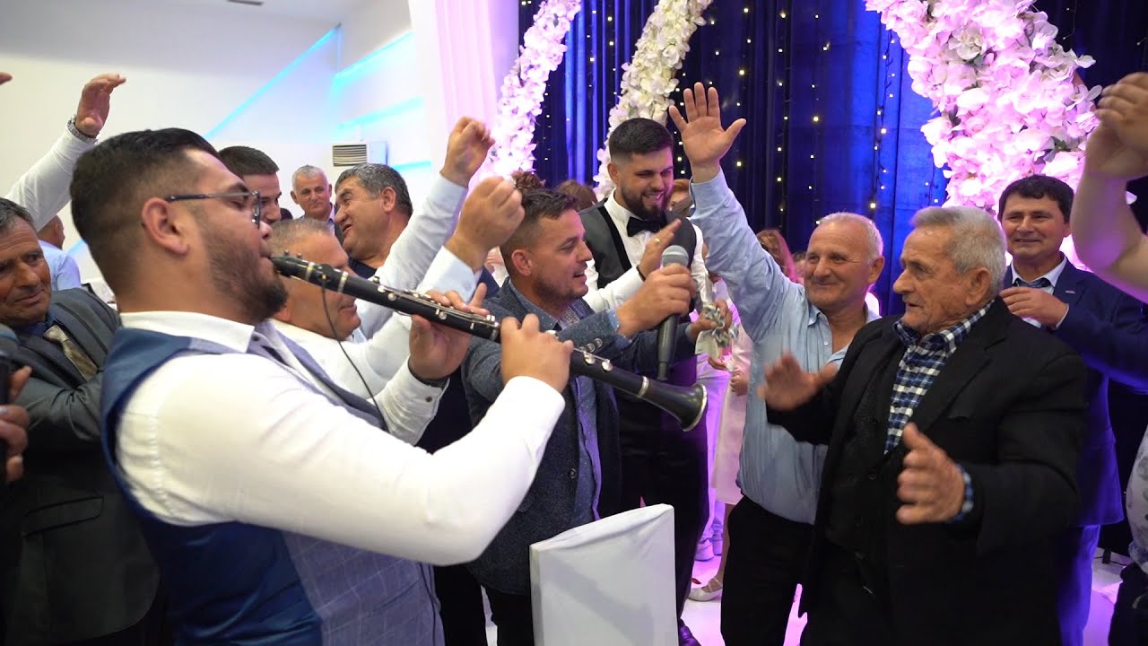 Alban Berati pershendet krushqit me kaba . Dasma Shqiptare 2022