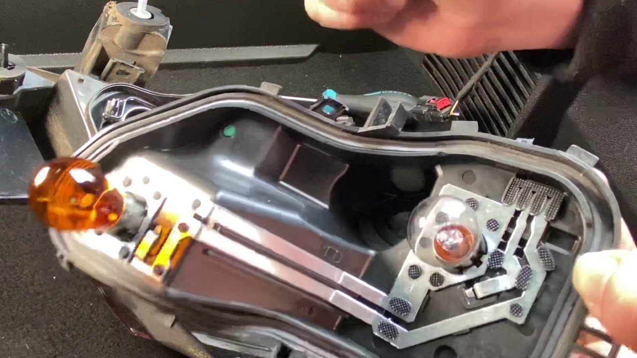 PKW Bremslicht wechseln Blinker ersetzen Autolicht austauschen Birne erneuern Opel Corsa E Anleitung