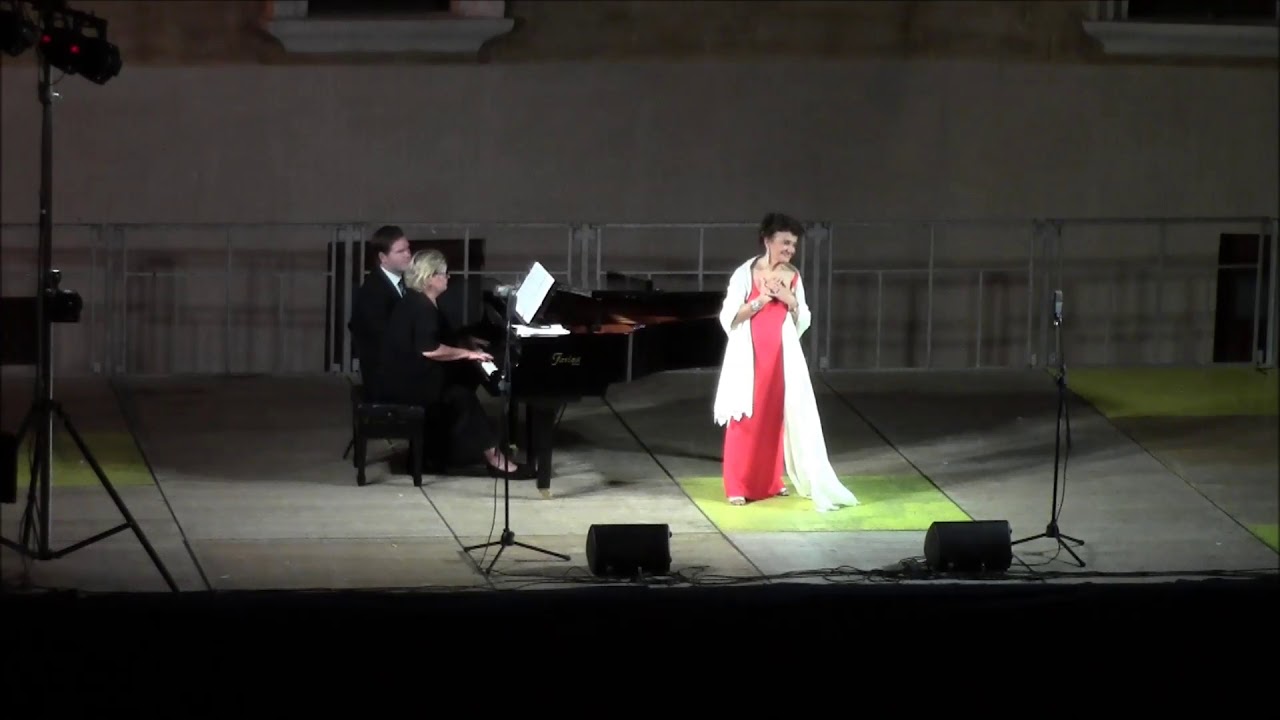 Il soprano Wilma Vernocchi canta &laquo;L'amore &egrave; una cosa meravigliosa&raquo;