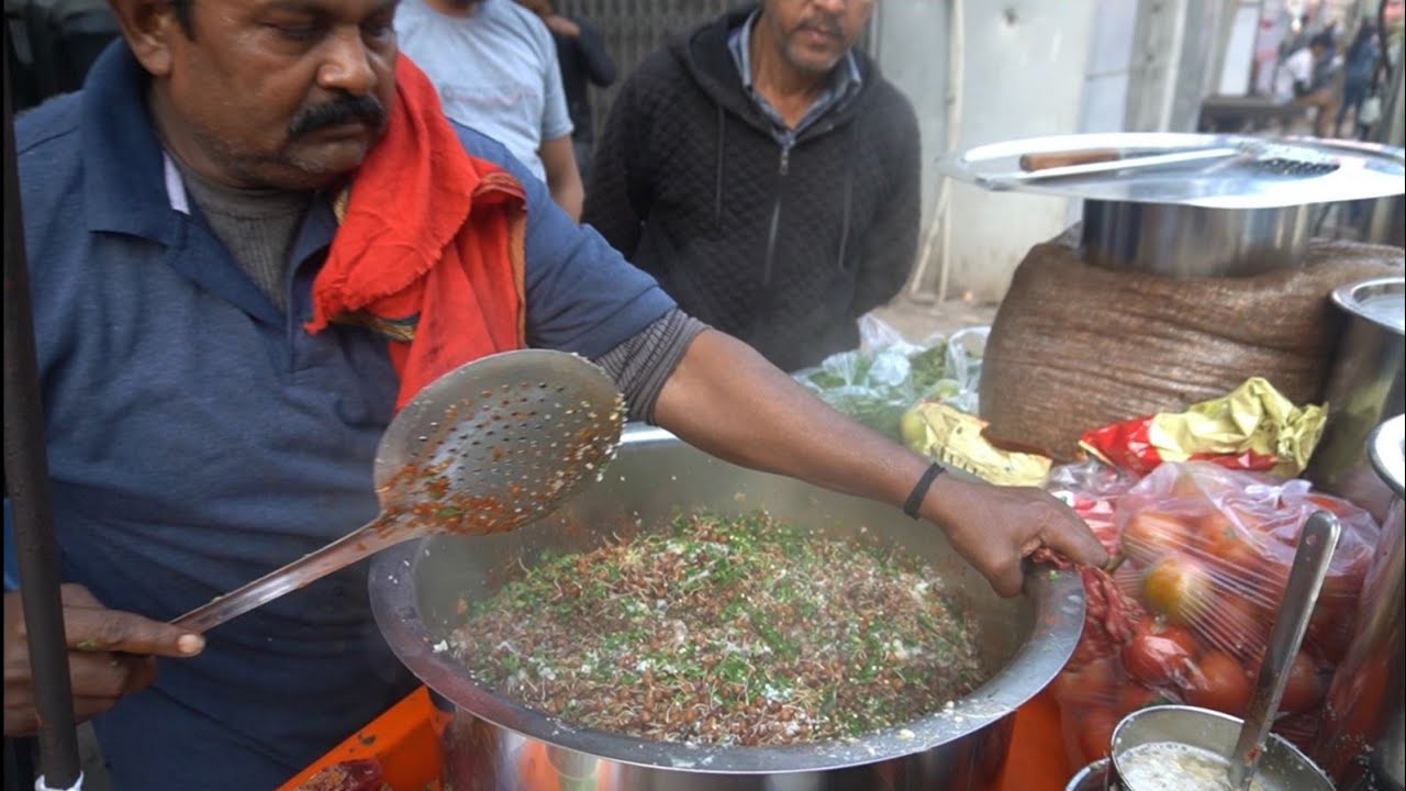 35 Year Old Famous Chana Wala of Varanasi | Indian Street Food