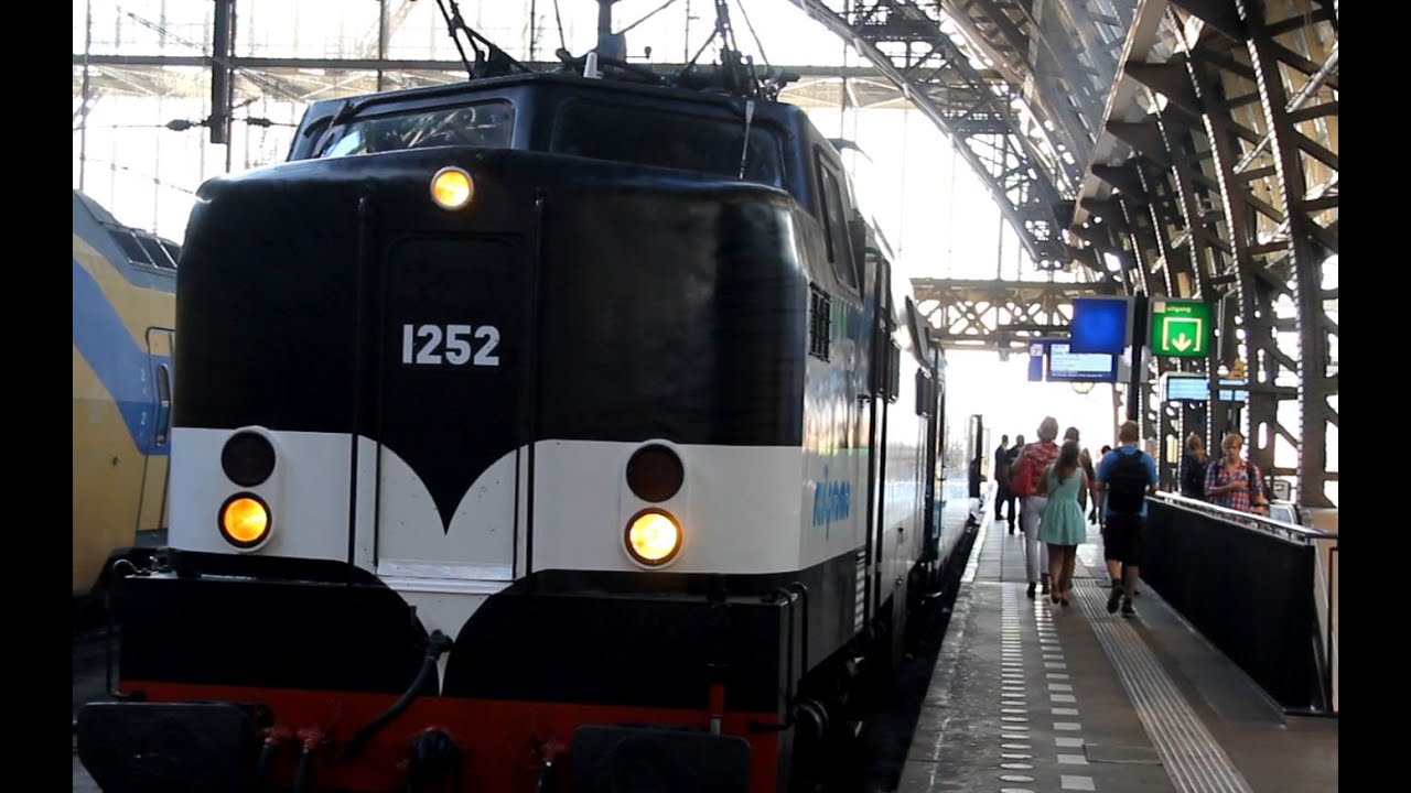 Railpromo 1252 met het Panorama Rail Restaurant vertrekt uit Station Amsterdam Centraal