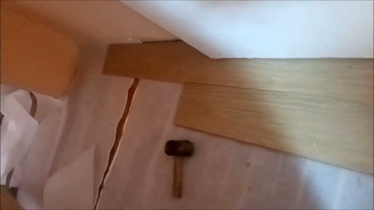 Piso laminado. em cima de assoalho