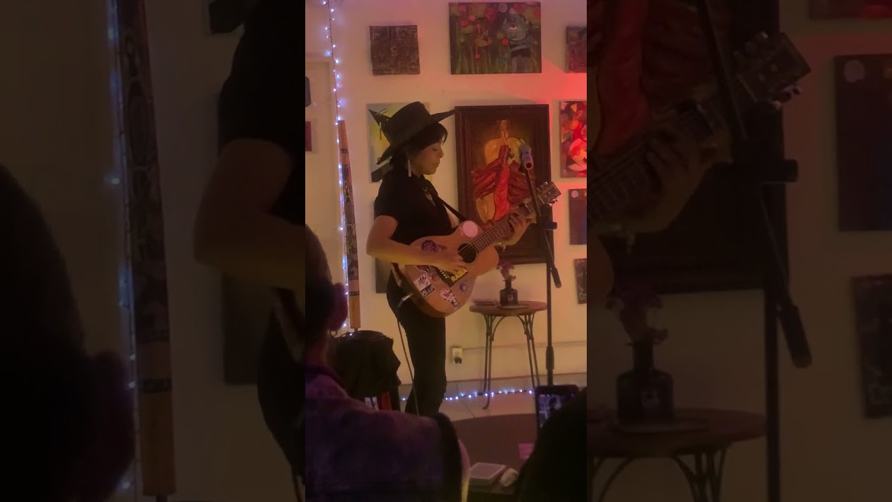 Nidia Barajas - Lo bonito. Cantautora Y tijuanense.