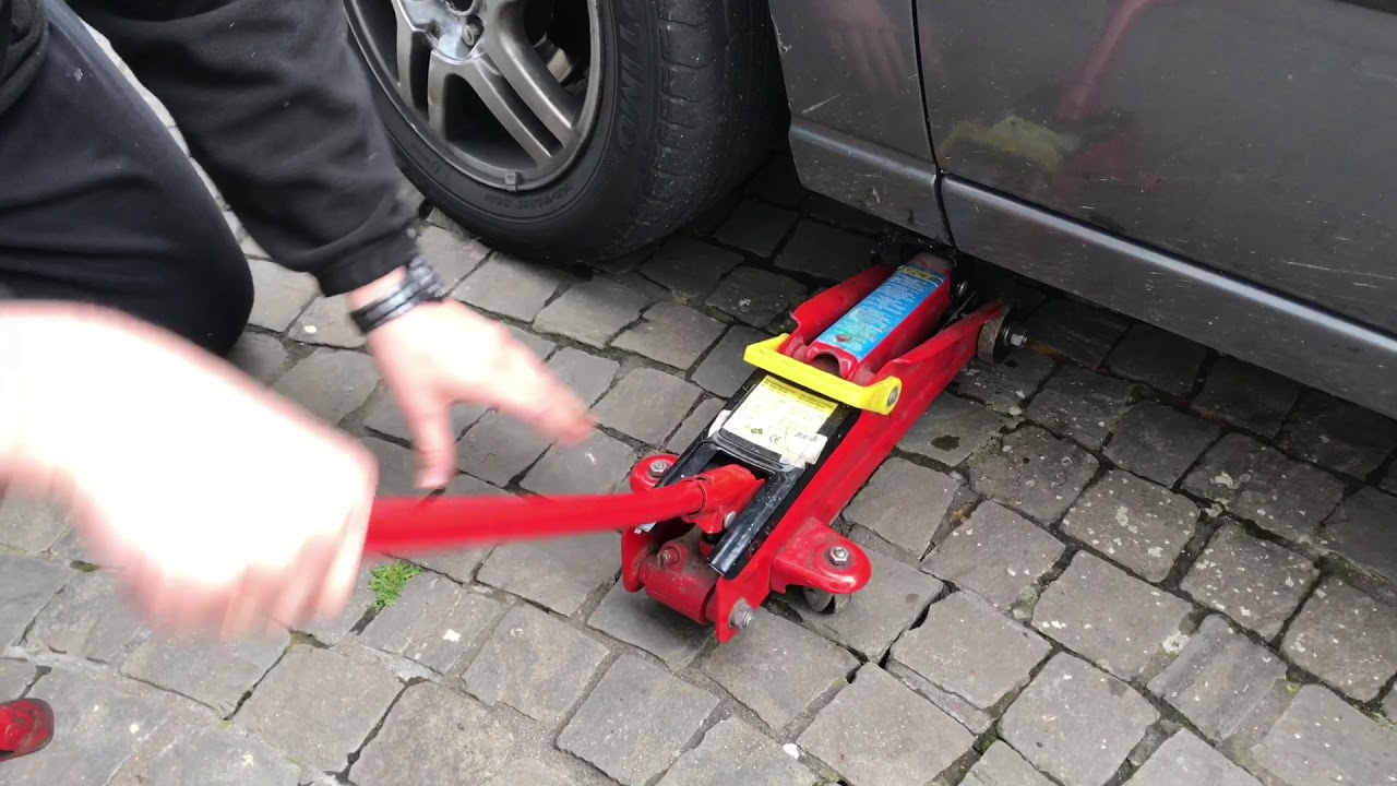 How to lift a car Ford Focus with a car jack front version DIY