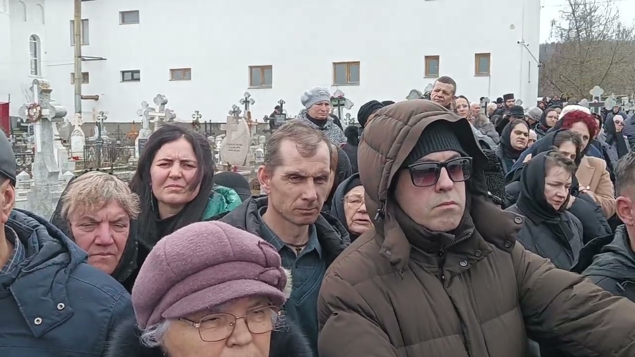 Înmormântarea Elvirei Sauciuc din Copălău, mama starețului Mănăstirii Neamț,