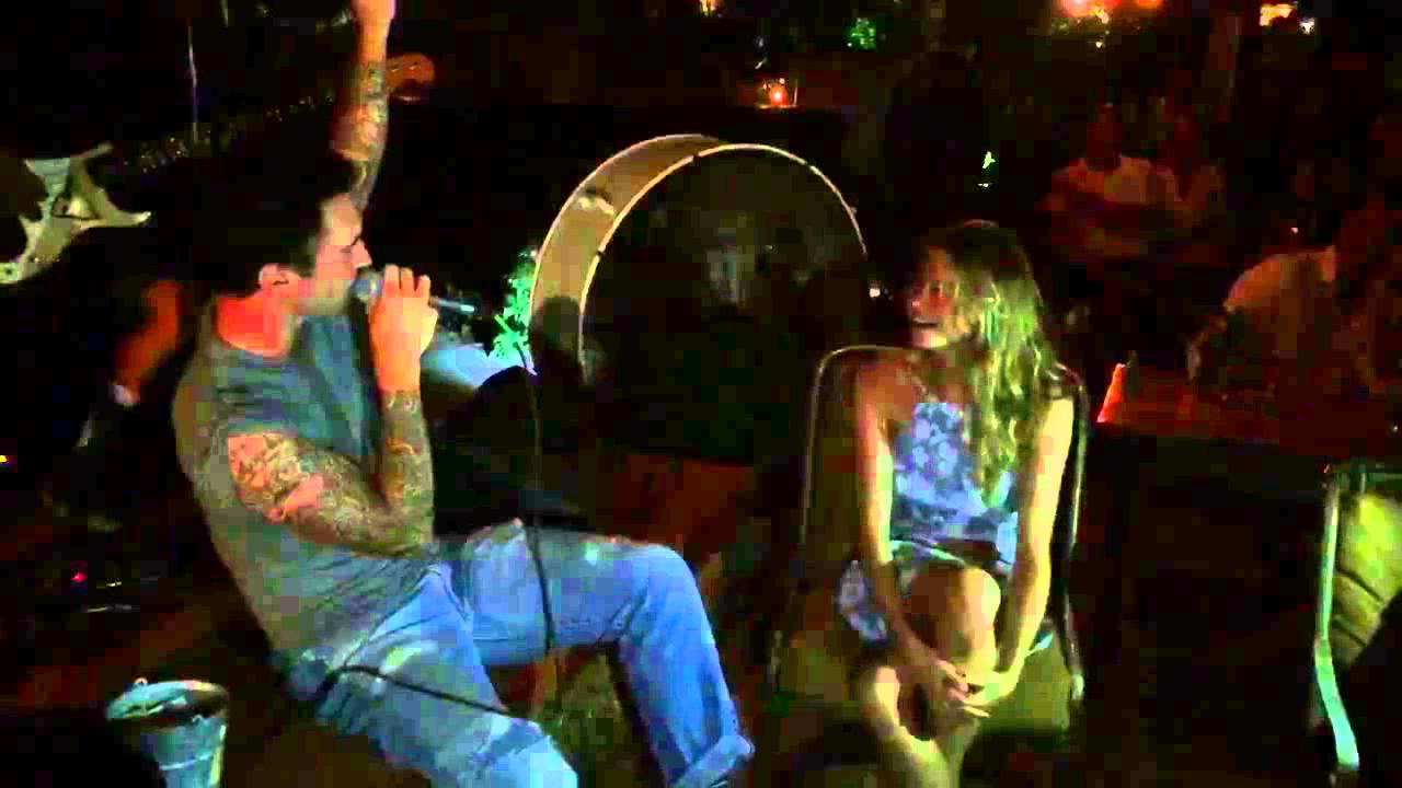 Adam Levine serenades wife behati prinsloo the end kiss
