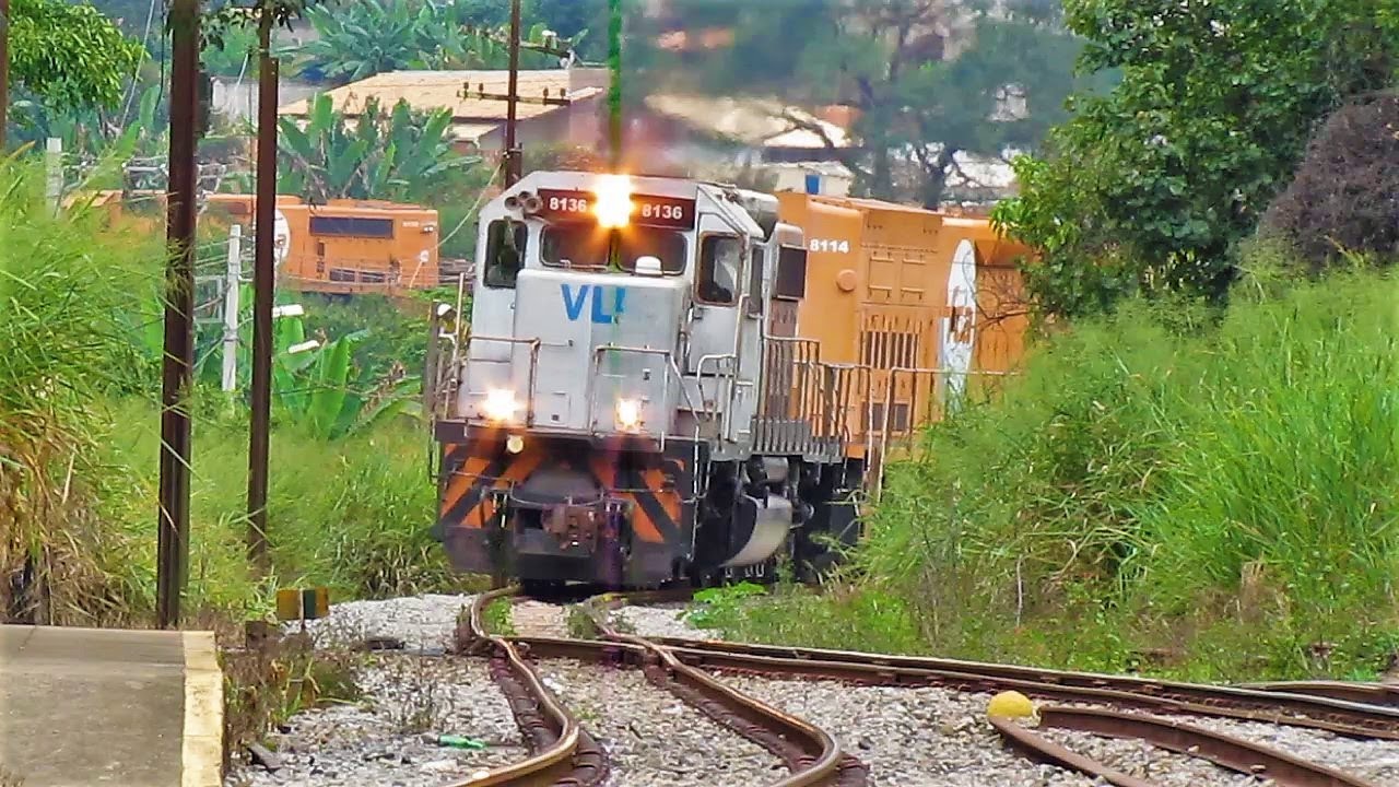 Trem de minério vazio e graneleiro carregado passando na entrada e saída de Juatuba-MG