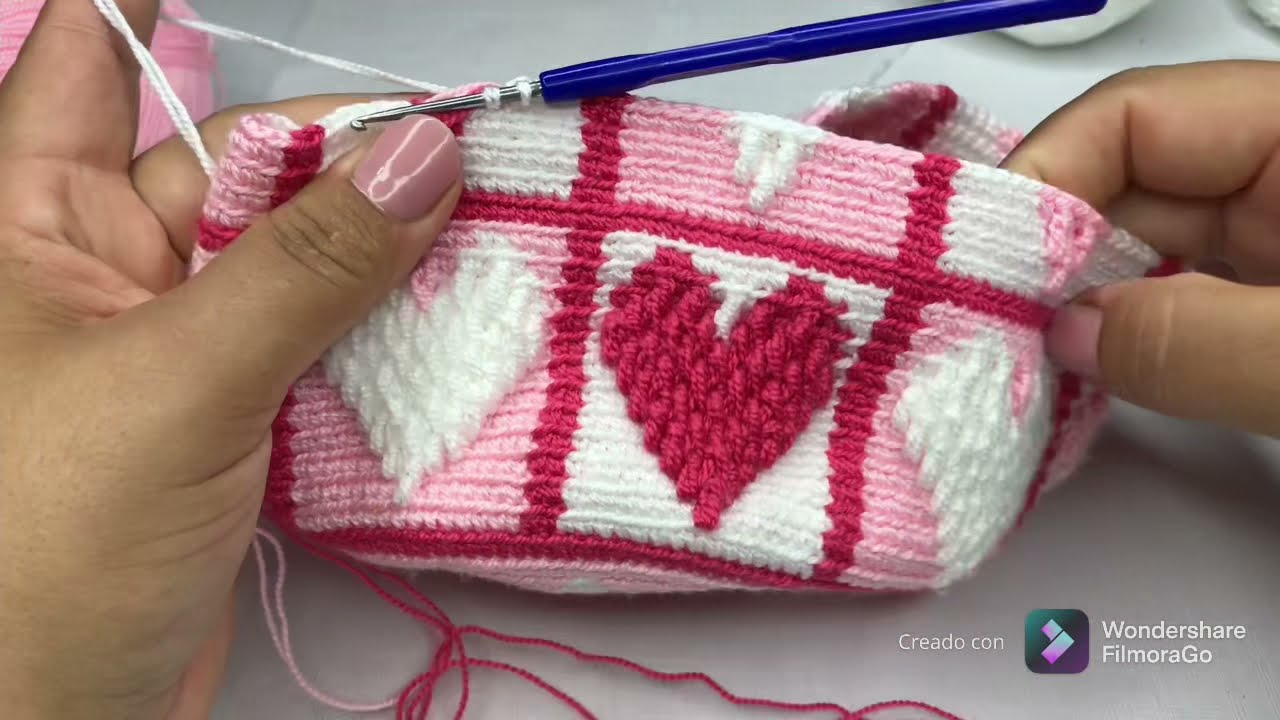 Mochila con diseño de corazones en relieve ( parte 1)