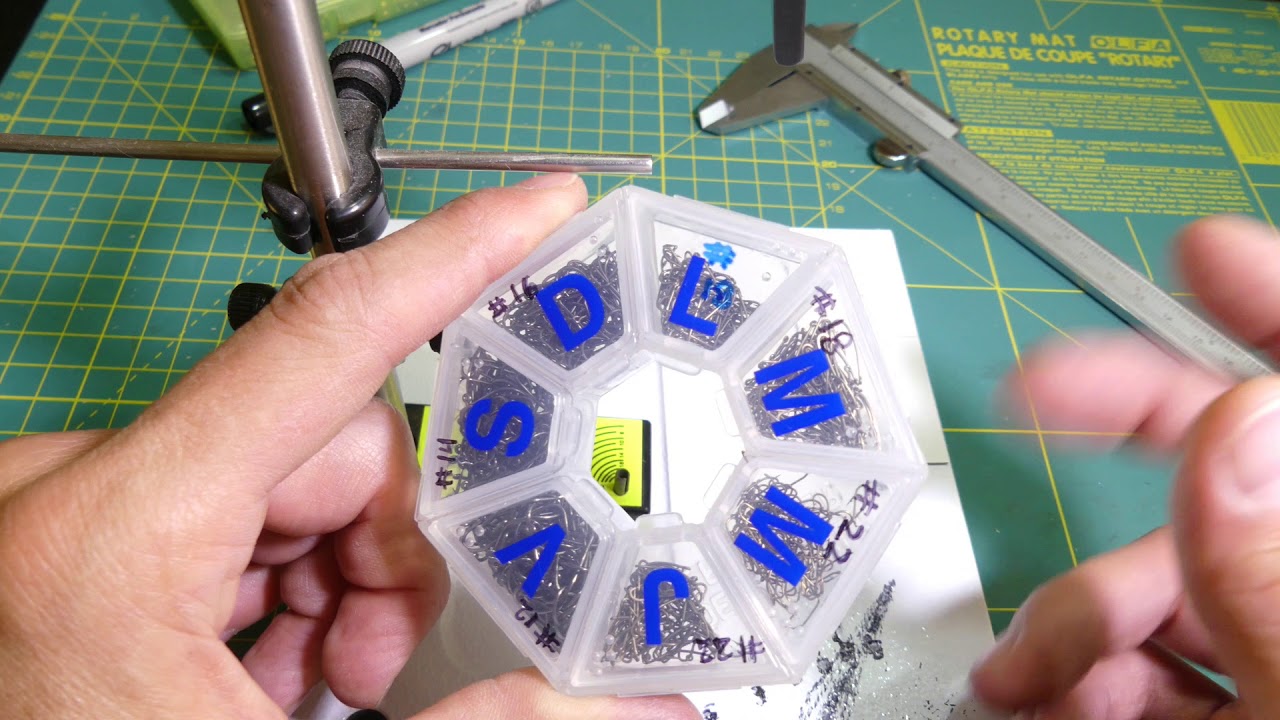 Organizando bolas de tungsteno y anzuelos para el atado de moscas