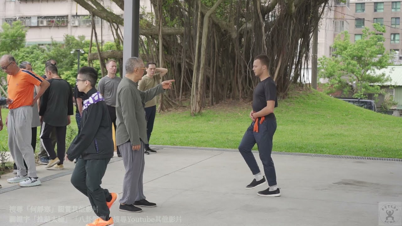 【何靜寒老師】【20230513(02)】上半身及腿保持放鬆狀態，上身跟隨腿產深的螺旋力而自然擺動。