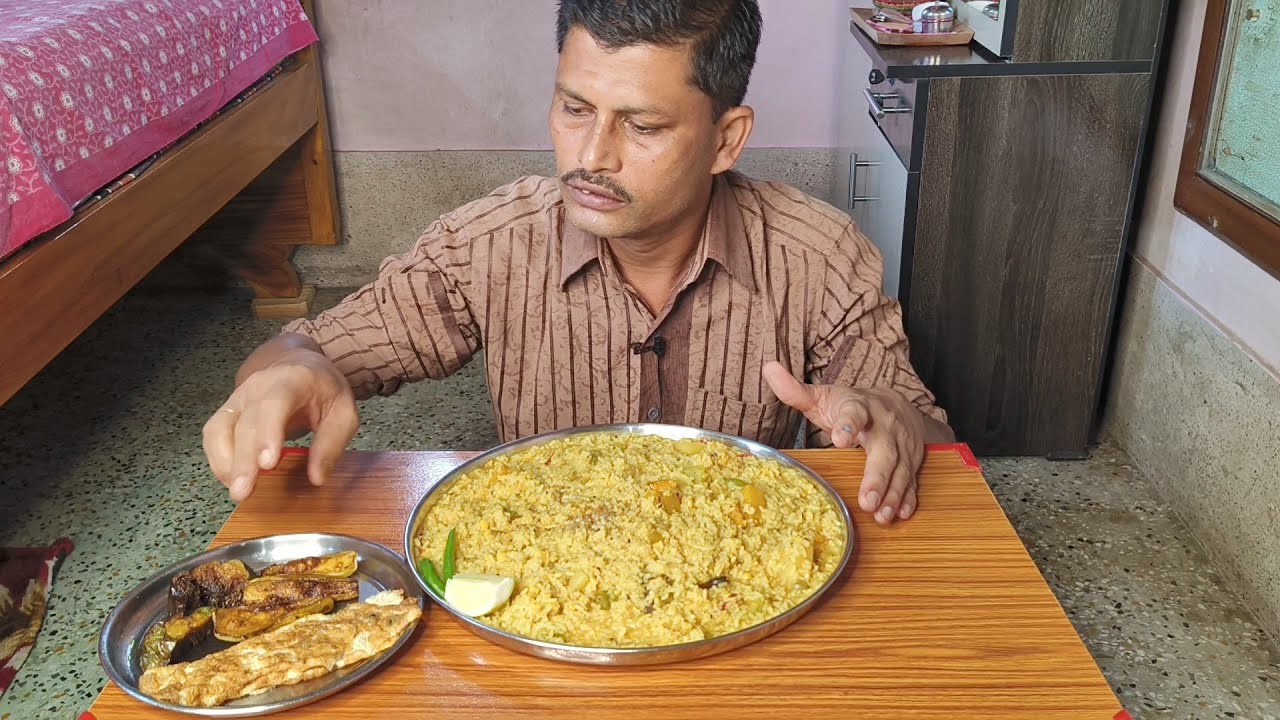 আজকে বৃষ্টির দিনে কার কার ঘরে খিচুড়ি হয়েছে তা অবশ্যই কমেন্ট করে জানাবেন কিন্তু |অমলেট |বেগুন ভাজা