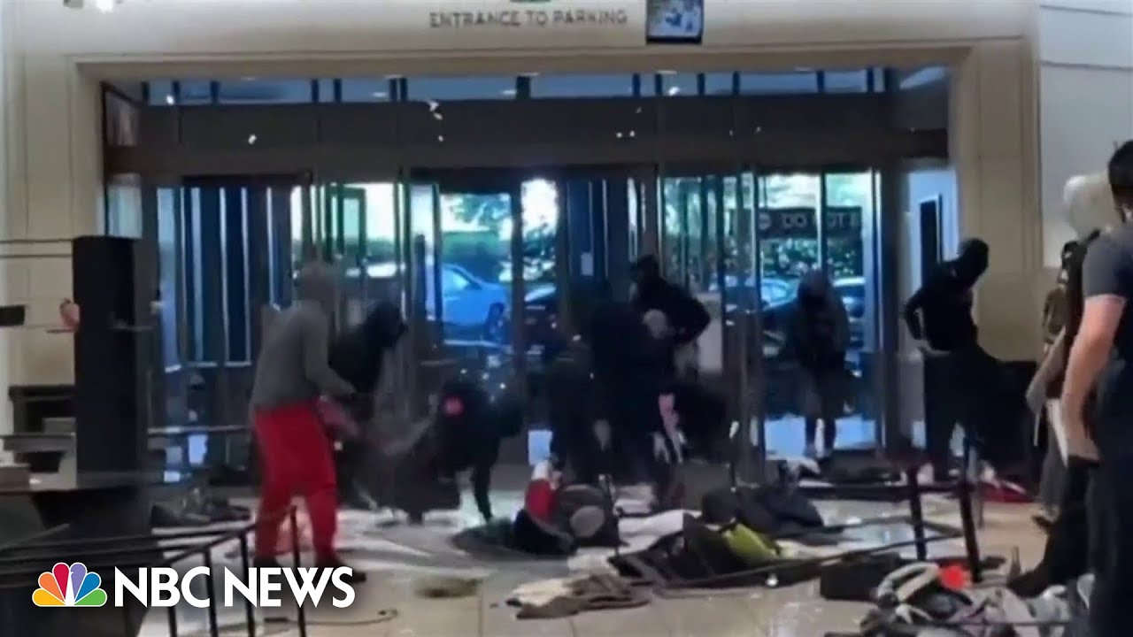 Mob ransacks L.A. Nordstrom and uses bear spray to disarm security