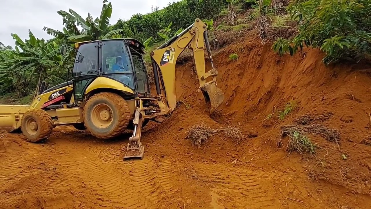 Retroescavadeira caterpillar 416e / fazendo um pequeno terreiro e ajeitando a estrada