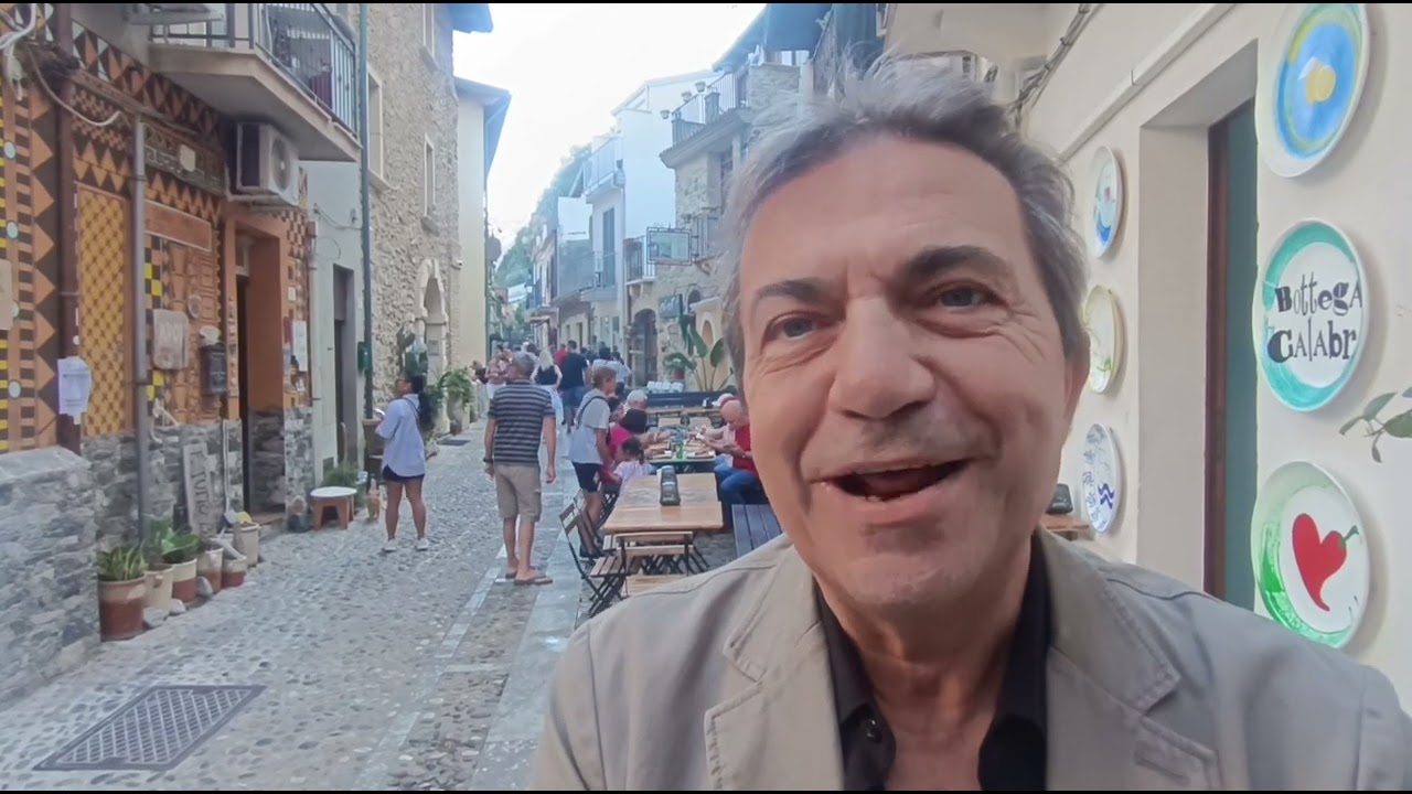 Scilla, tanti turisti nella cittadina della costa Viola