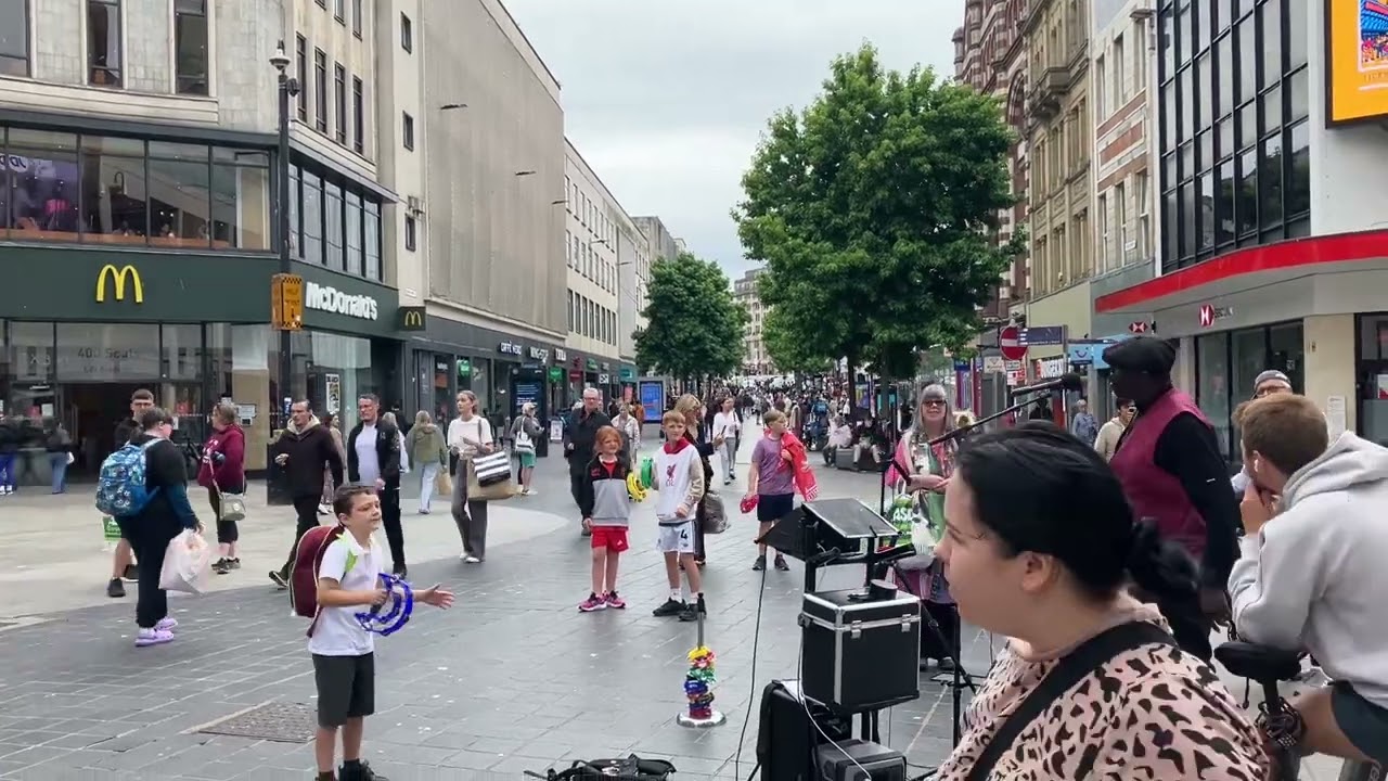 LIVERPOOL BUSKER HAS CROWD DANCING SIMPLY THE BEST 😍😍😍😍😍