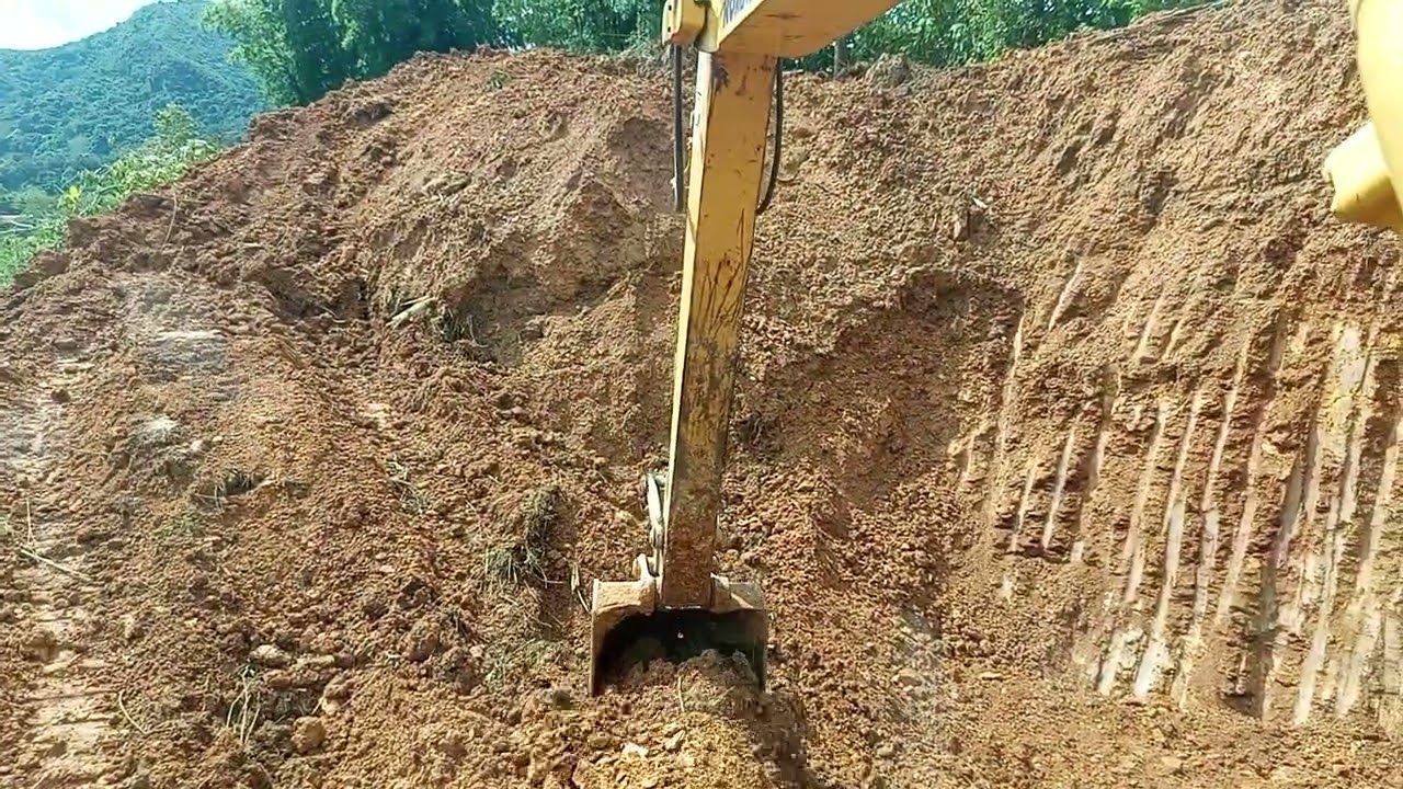 Máy xúc đào xúc đất lên xe