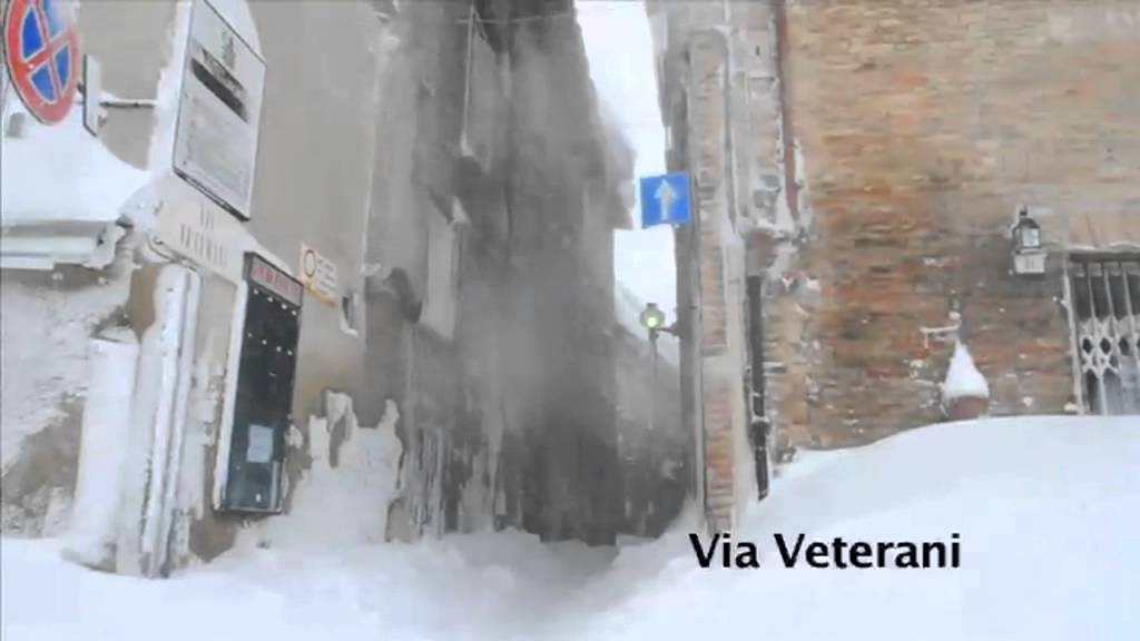 Il centro storico di Urbino nella tormenta
