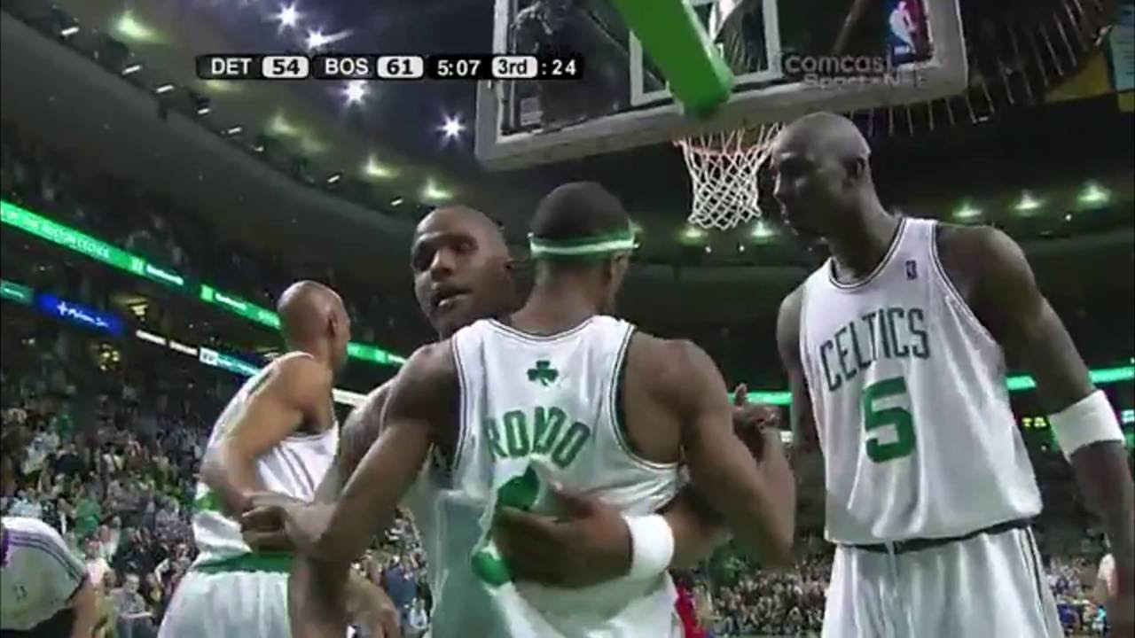 Throwback: Rajon Rondo dunks hard on Jason Maxiell (03/05/2008)