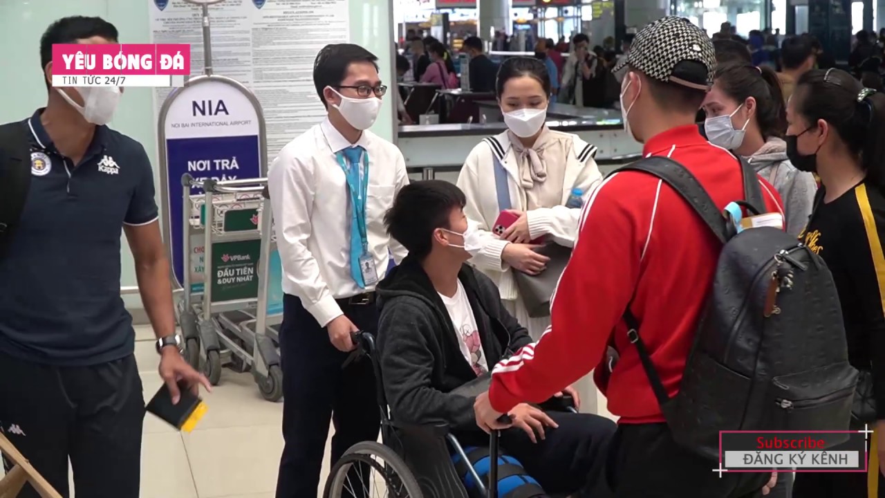 Nghẹn nghào chứng kiến Quỳnh Anh tiễn Duy Mạnh đi Singapore mổ chân