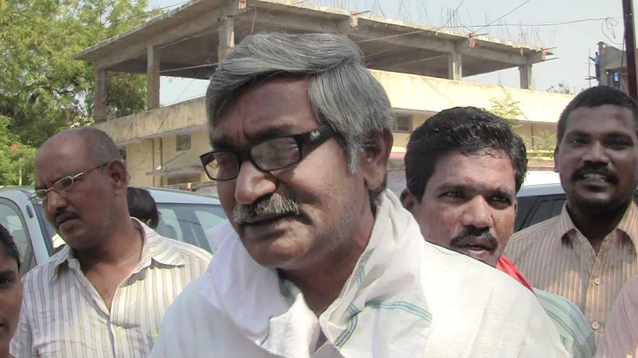 Mr.Oosha(Jai Andhra Agitation Leader) song in Freedom fighter's Bus Yathra at Mancherial