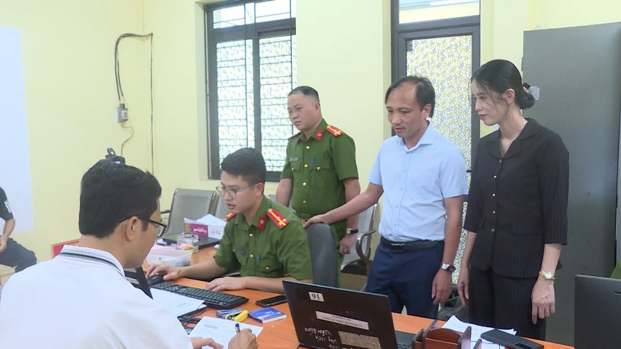 THƯỜNG TRỰC ĐẢNG UỶ XÃ VÂN ĐÌNH KIỂM TRA CÔNG TÁC TIẾP NHẬN, HƯỚNG DẪN ĐỔI THẺ ĐẢNG VIÊN
