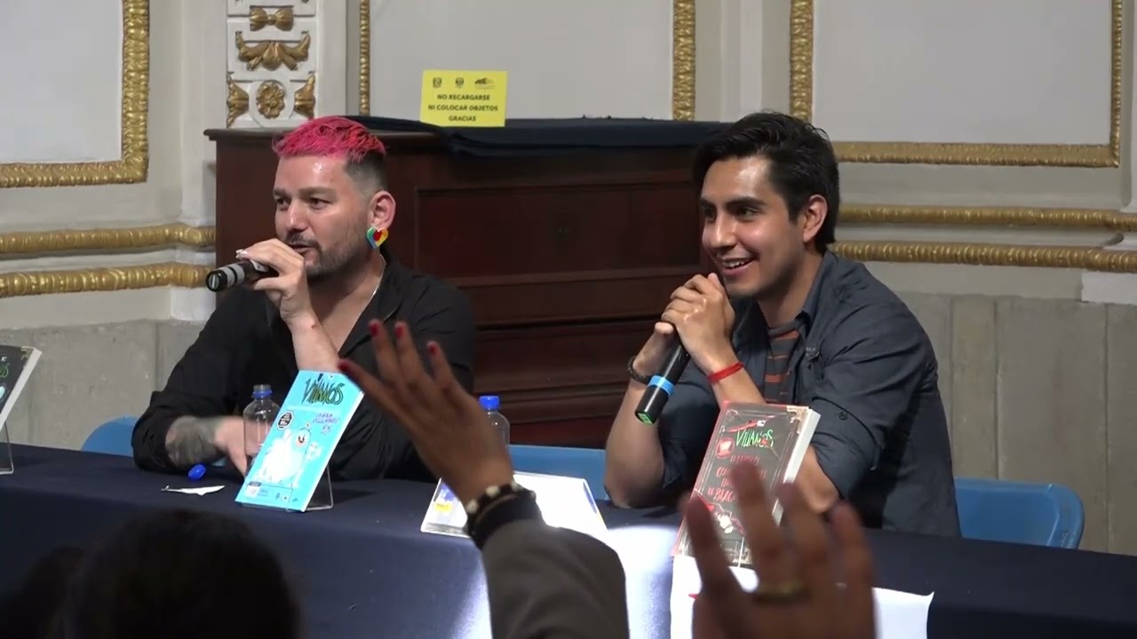 Alan Ituriel en la presentación del libro VILLANOS en FIL Minería 2023
