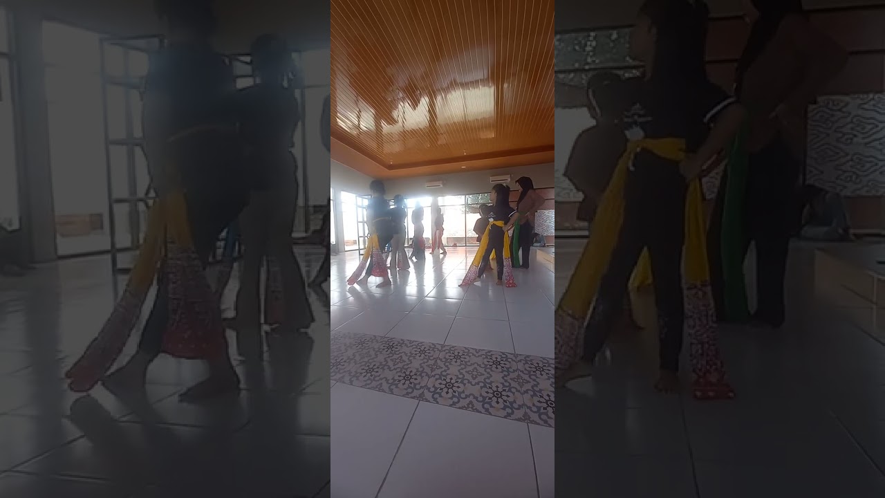 Latihan tari topeng samba