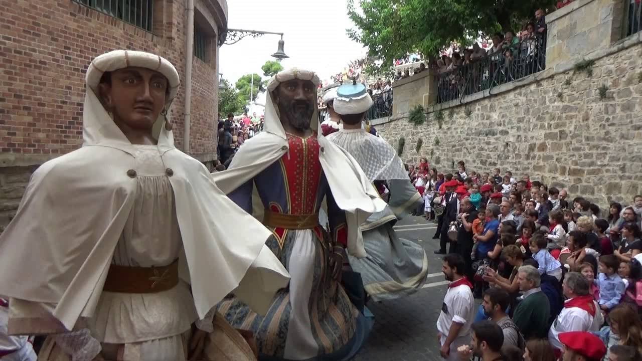 GIGANTES Y CABEZUDOS DE PAMPLONA EN SAN FERMIN TXIKITO 2016