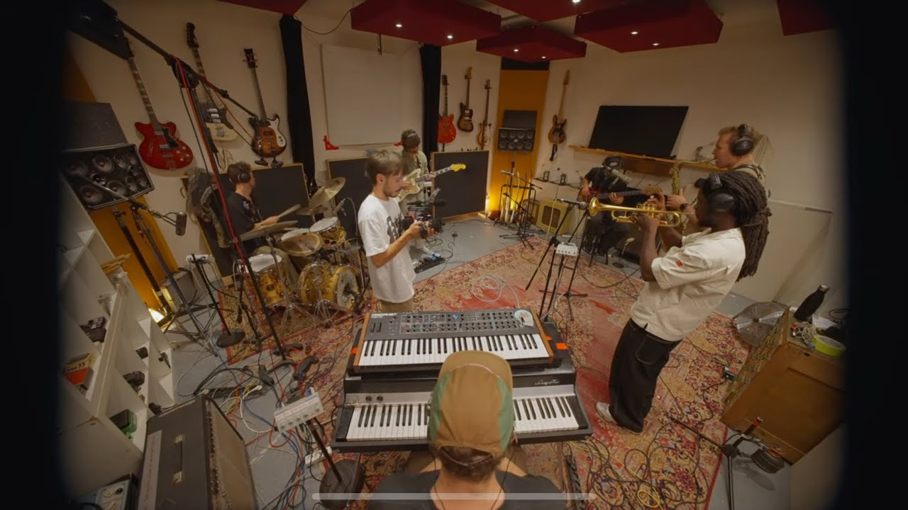 Anton de Bruin - Running On Slippers // Live at The Womb