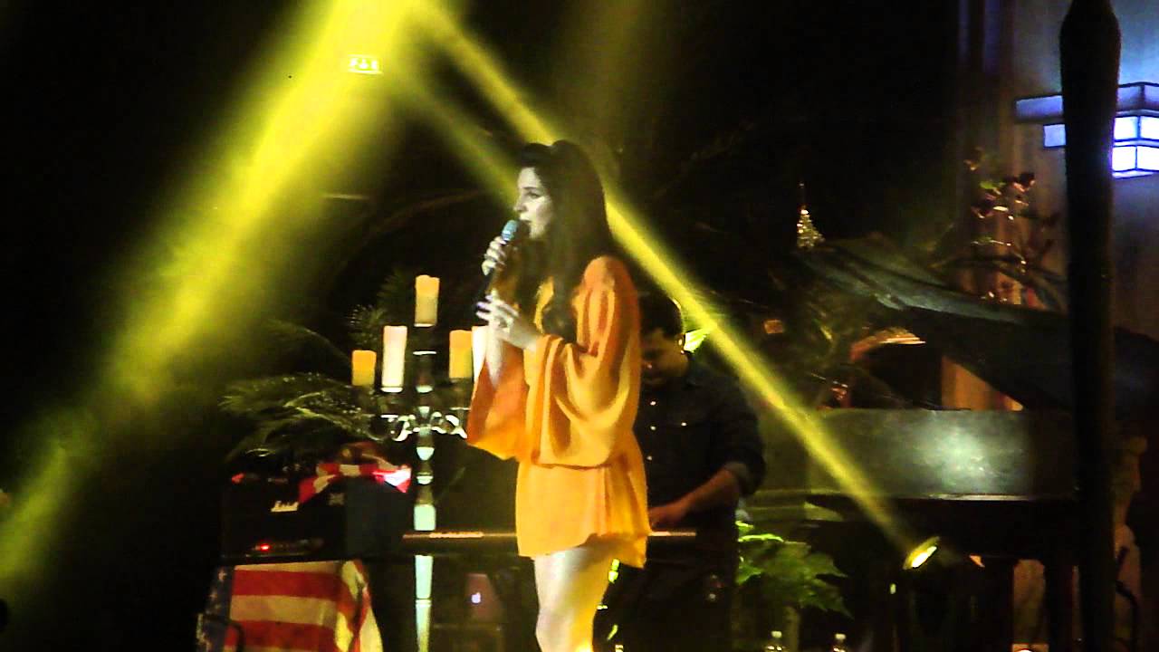Lana Del Rey : Young and Beautiful - Live @ Milan
