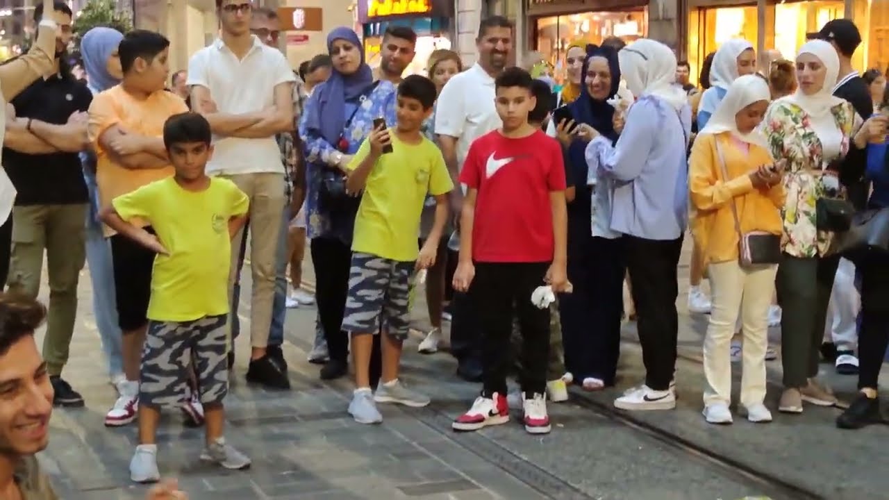 Sercan Gider - Taksim İstiklal  Muhteşem Dans Ettiler  Turistler