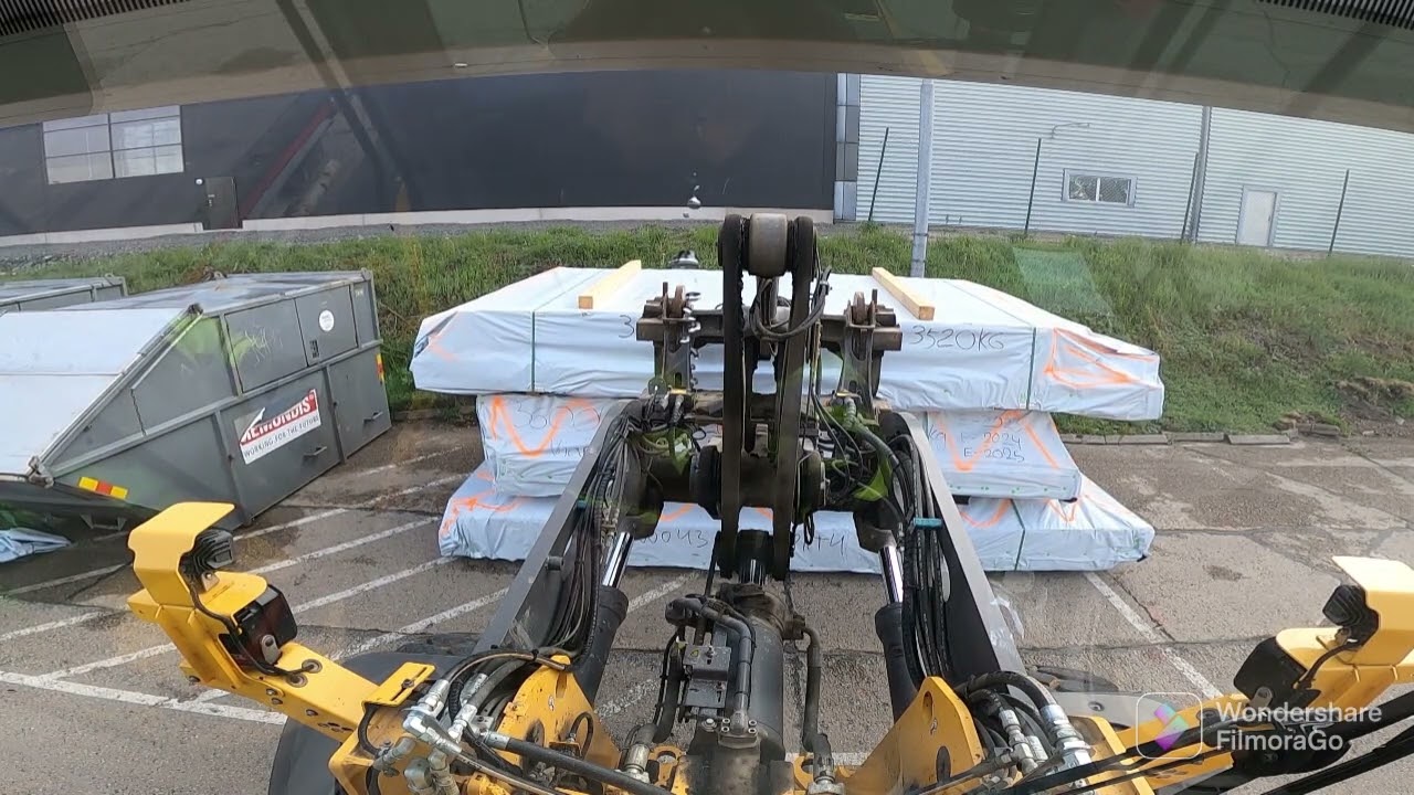 Volvo L90H lossar en trailer med långgafflar👍