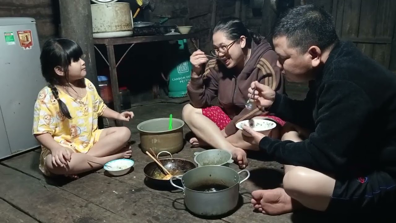 Bữa cơm tối món rau lang luộc