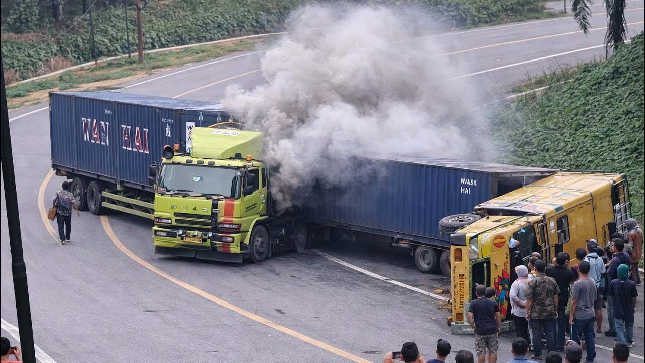 Trailer Menyilang Tak Kuat Menanjak|| Truck Jumping Hingga Terbalik di Bukit Kodok