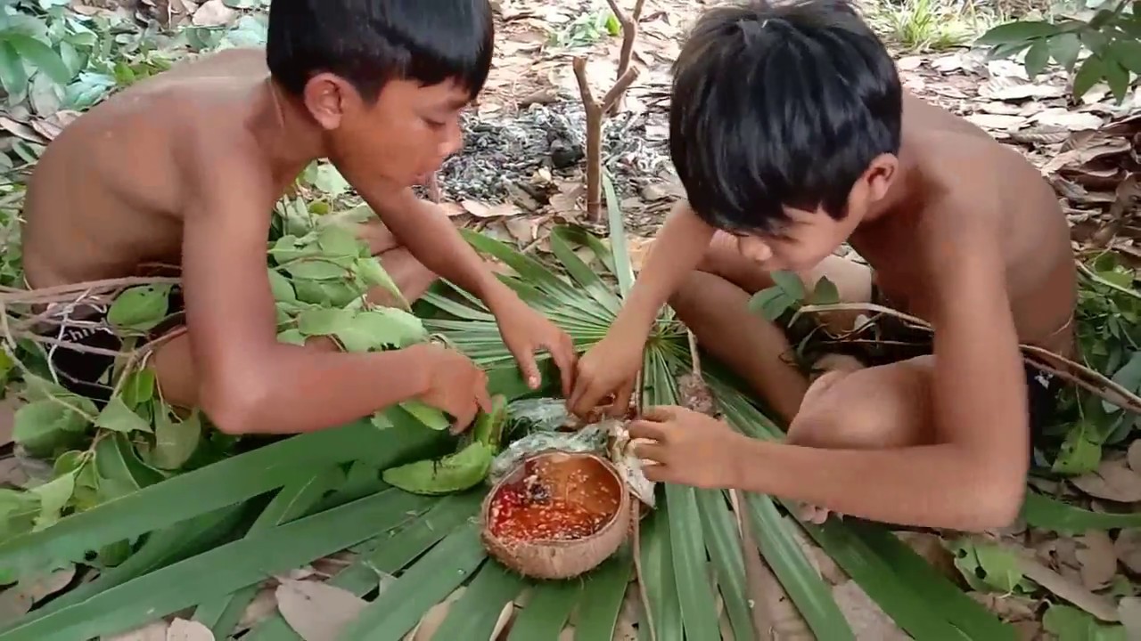 Primitive Technology: Big Fish Trap in The Forest