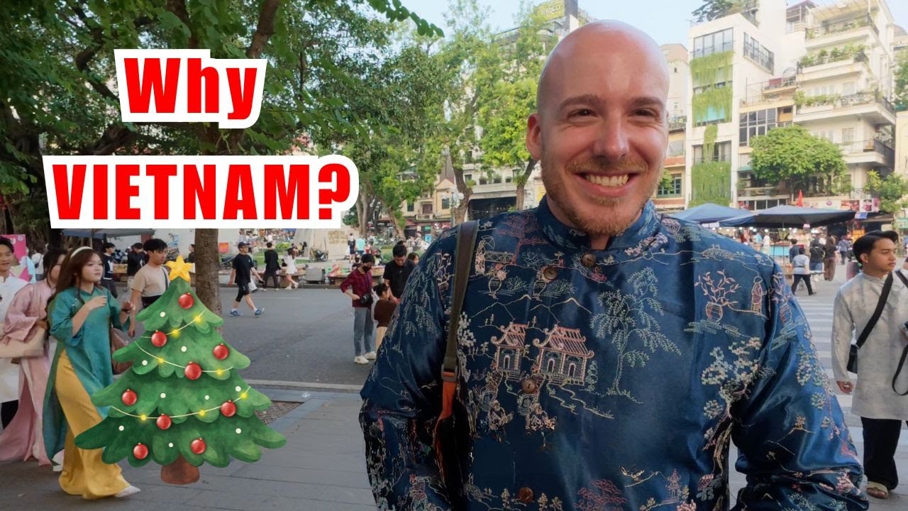 Интервью с иностранцем в традиционном вьетнамском платье ао дай на пешеходной улице Хо Гуом в Хан...