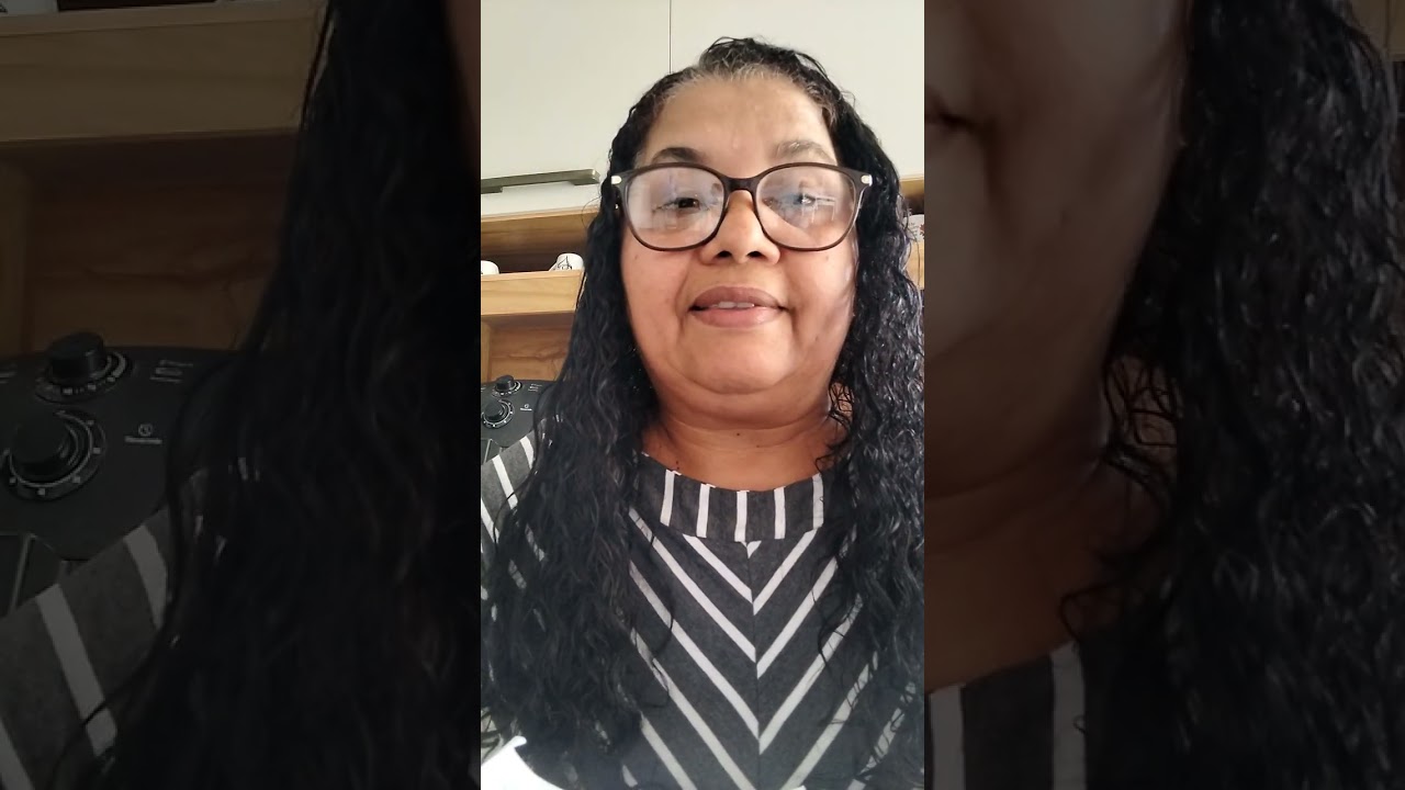 Quem ouve conselho cresce, quem despreza correção tropeça.