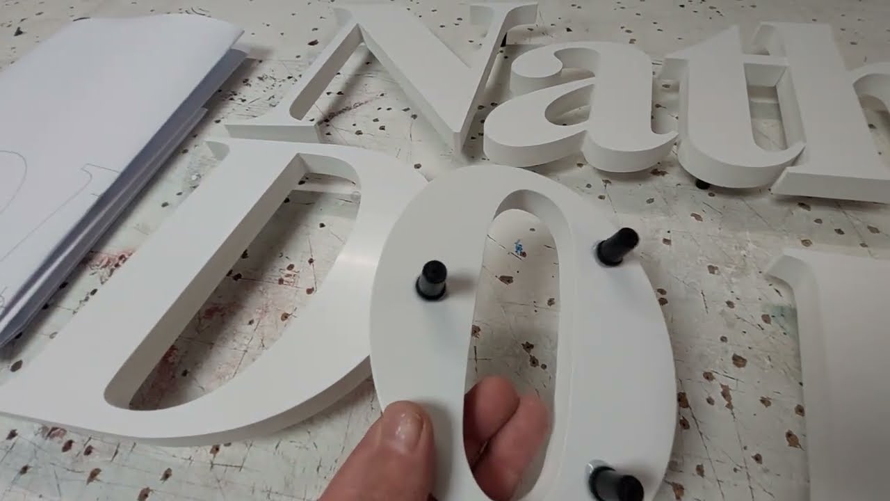 votre enseigne personnalisée en lettres découpées facile et rapide à installer.