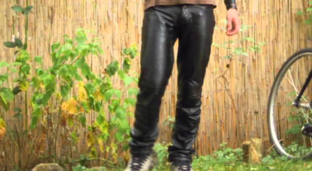 Leather guy in tight leather pants - Lederjeans und Lederhose