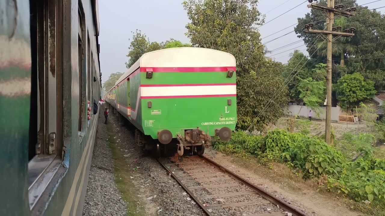 ৮২৭ আপ রুপসী বাংলা এক্সপ্রেস ঝিকরগাছা স্টেশন থ্রু