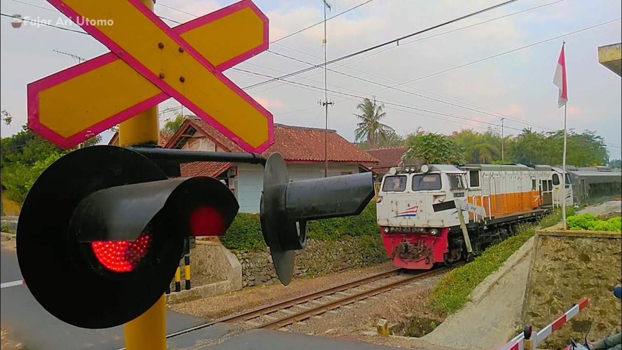 Perlintasan Kereta Api Sukasenang Ciawi Tasikmalaya ~ Railway Crossing Train