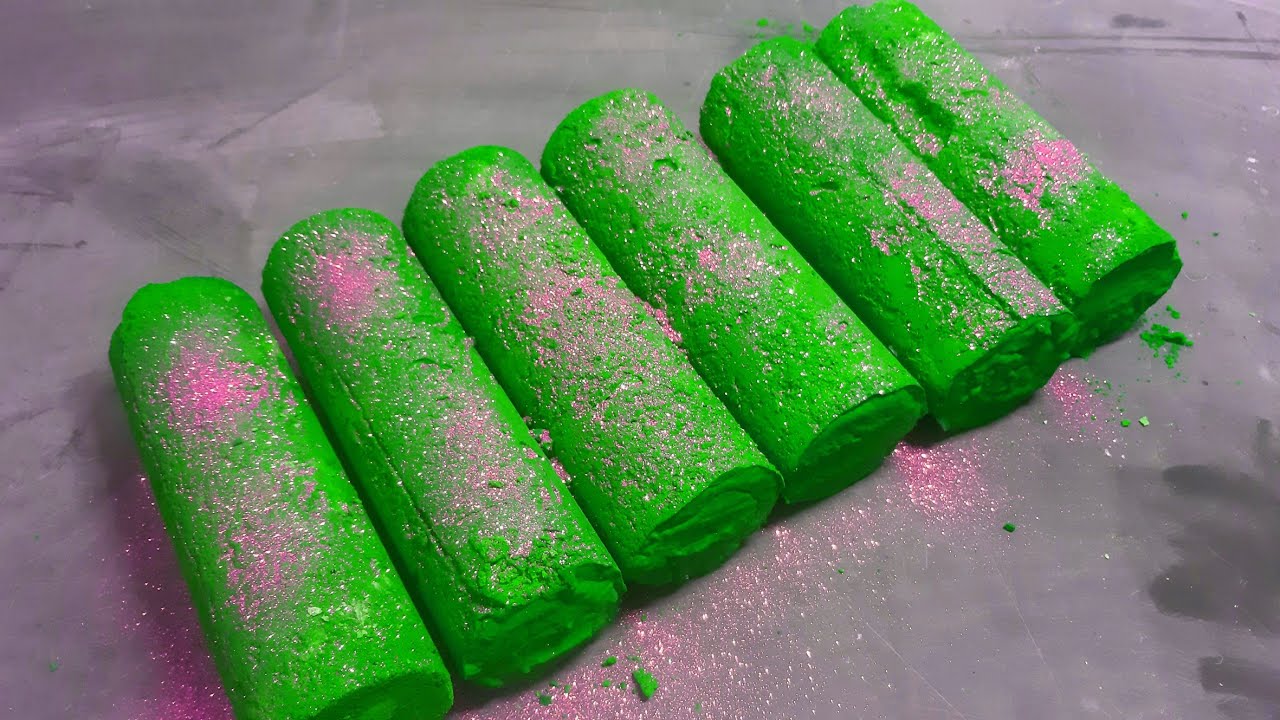 Dyed Gymchalk Cylinder Reforms Crush #colorediting #dustygymchalkcrushing #oddlysatisfyinggymchalk