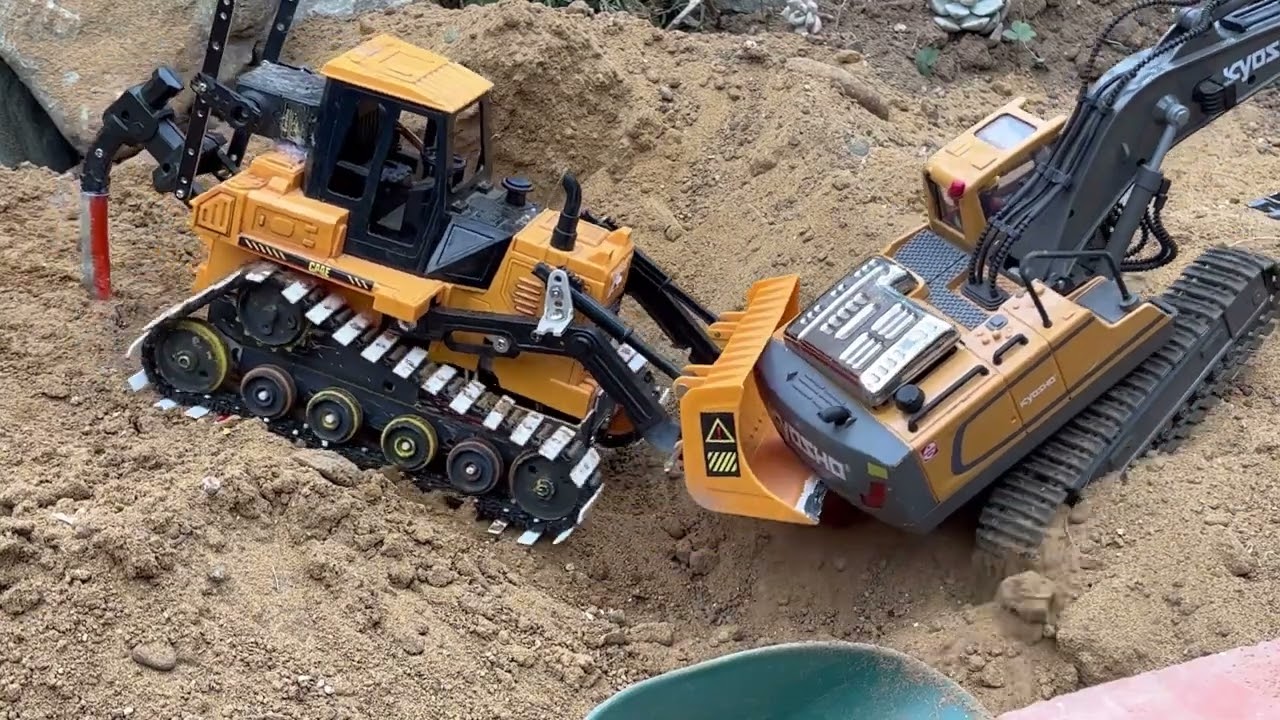 【ラジコン重機で遊ぶ】助け合い【RC bullcozer 】