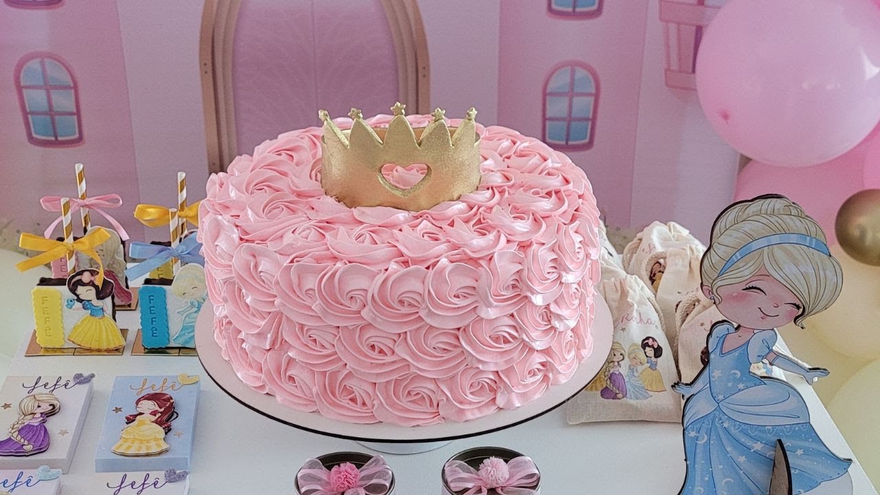 Bolo Rosa com Rosetas no Glacê de Claras | Decoração com Bico 1M + Topo de Coroa Dourada