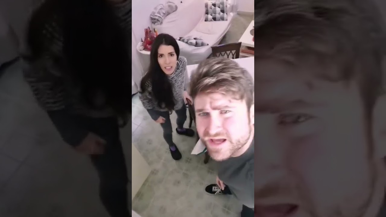 LEI E IL RAGNO #casaabis #ragno #divertimento #coppiadivertente #topshorts #funnyshorts