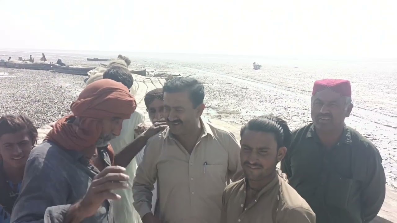 بدين زيرو پوائنٽ کان واپسي تي درگاه احمد راڄو کان پوءِ حاجي صالح شورو سيراڻي وٺ اوطاق تي 