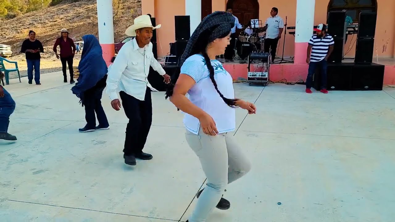 linda mujer bailando chilena de san juan mixtepec distrito 08