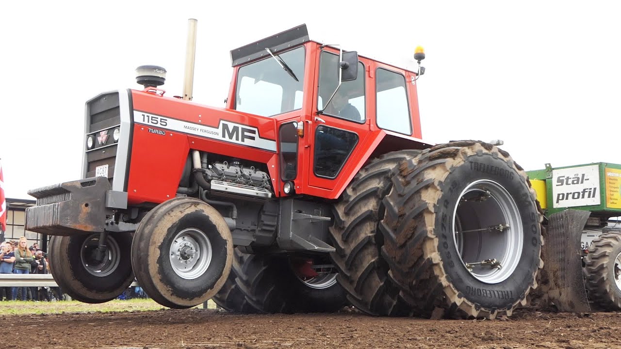 Massey Ferguson 1155 getting the job done in front of the sled at Tractor Pulling Særslev 2021